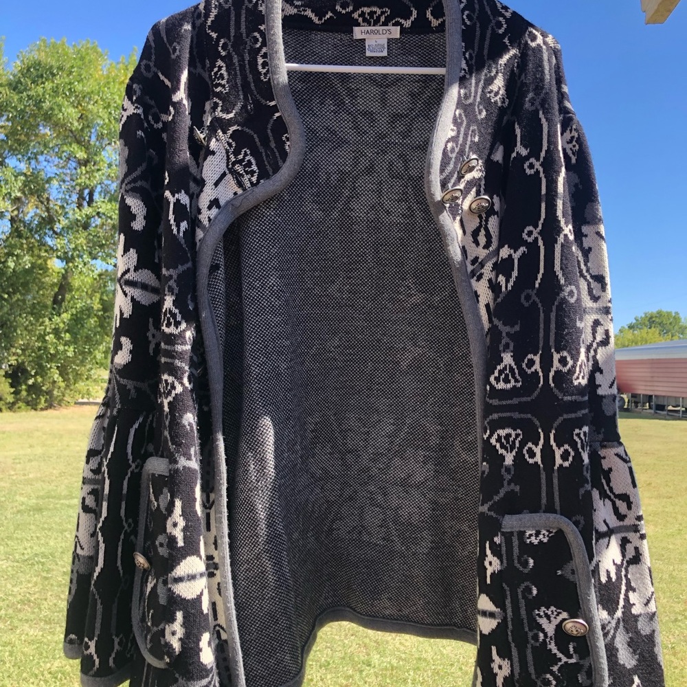 Beautiful sweater with puff sleeves